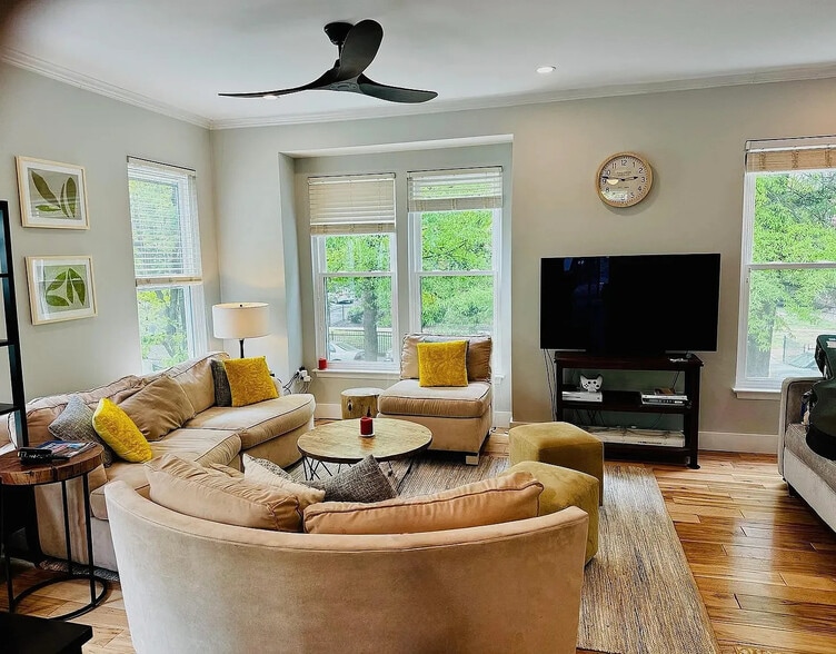 Building Photo - 3911 Elbert Ave