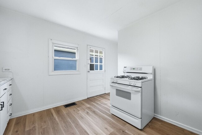 Building Photo - New 3 bedroom listing!