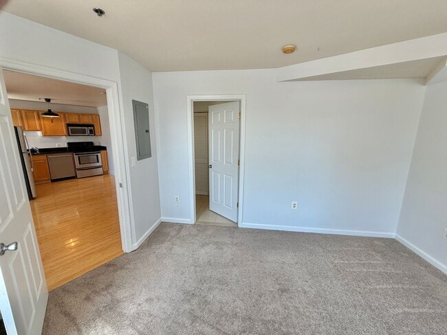 Building Photo - Great 1 Bed 1 Bath in Eckington/Bloomingdale at the Madison Condominiums