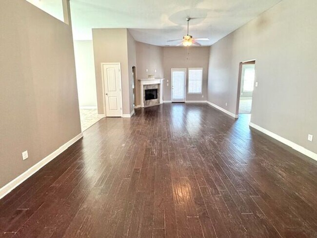 Building Photo - Now Leasing A Spacious 4 Bedroom 2 Bath Ho...