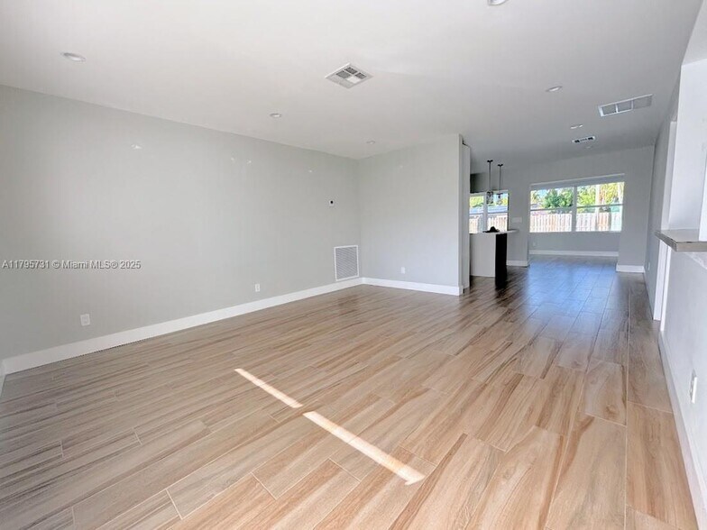 Building Photo - 401 S Highland Dr