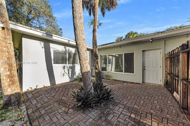 Building Photo - 1550 SW 23rd Ct
