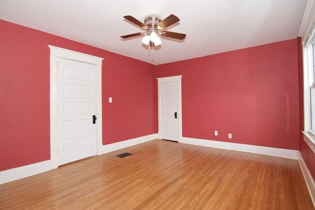 Building Photo - Great Location Steps From Main Street in S...