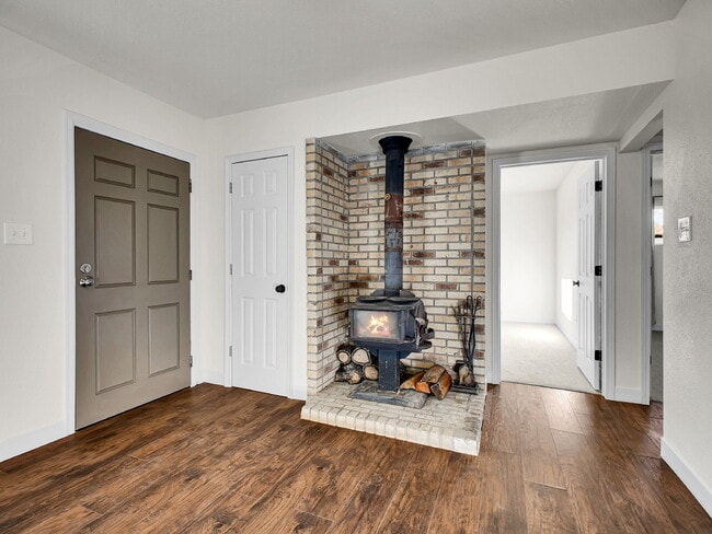 Building Photo - $2,340.95 - $300 OFF - First 2 Months'Rent - 3 Bedrooms, 1.5 Bathrooms, Single Family Home in Aur...