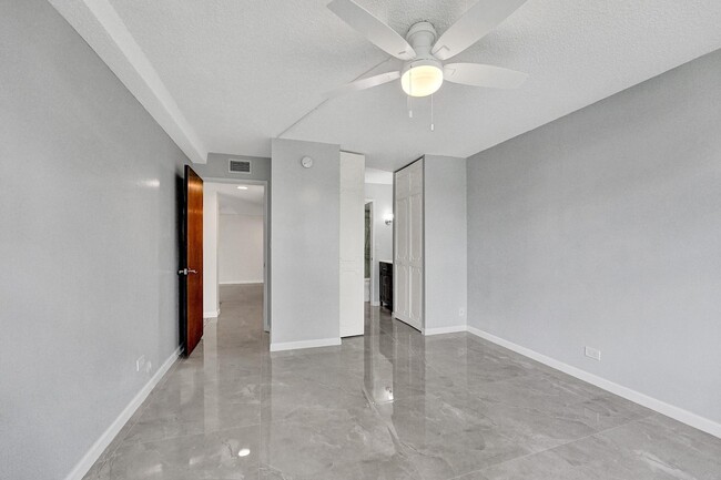 Building Photo - 3750 Inverrary Dr
