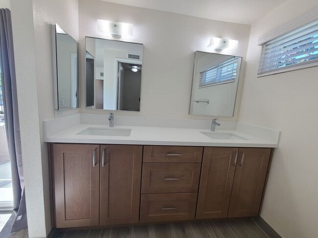 Building Photo - Spacious Two story 3 bed 2.5 baths + 2 car garage in great school district.