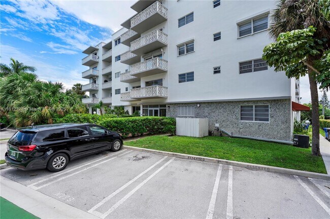 Building Photo - 9700 W Bay Harbor Dr
