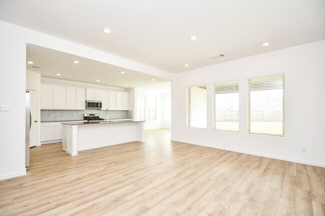 Building Photo - 5624 Frst Cv Dr