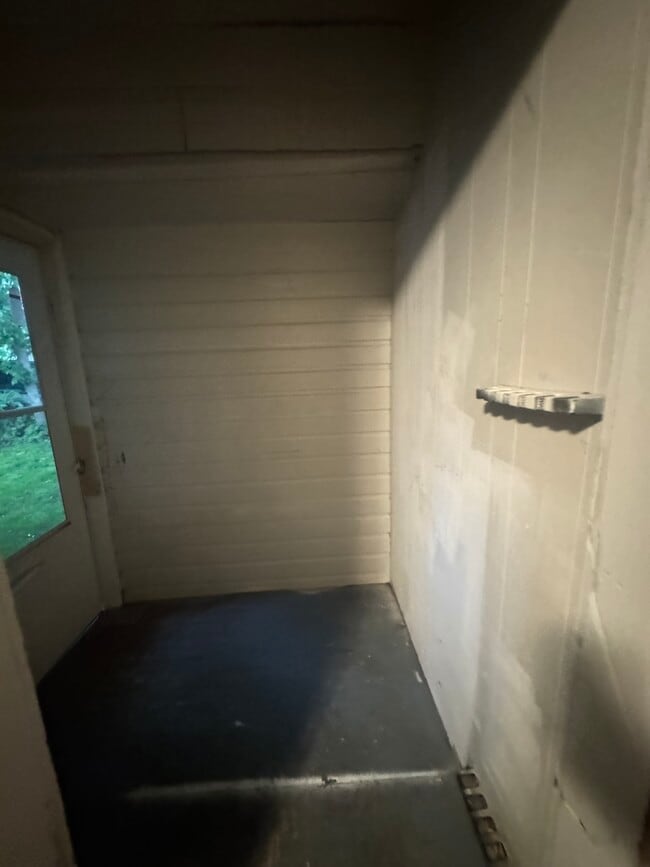 Building Photo - 165 Huff St