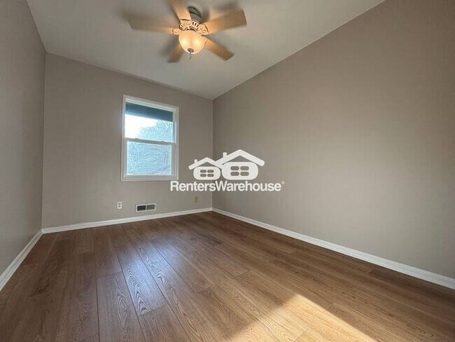 Building Photo - Clean, Quiet, and Updated – 3BR Bloomingto...