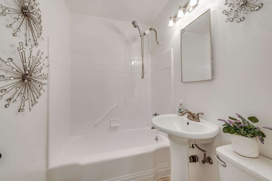 Building Photo - 6901 Bertrand Ave