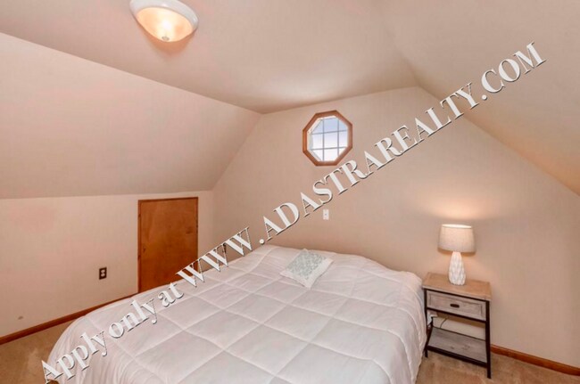 Building Photo - Inviting 3 Bedroom Close to Everything-Available in MAY!!