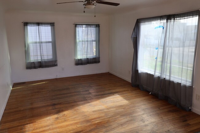 Building Photo - 3 Bedroom 1 Bathroom House available in Oi...