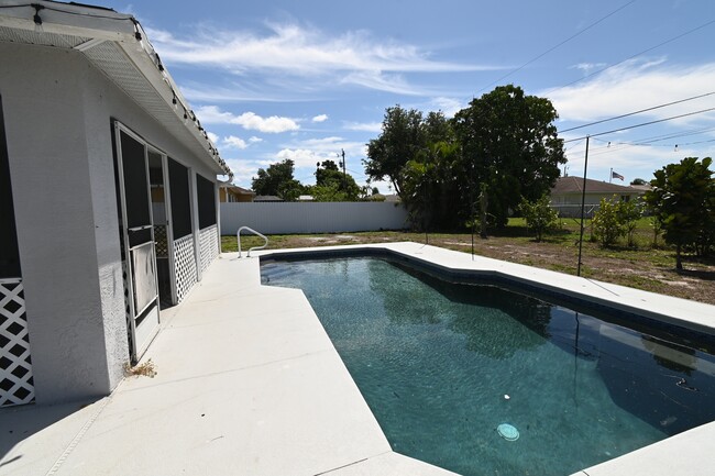 Building Photo - 136 SE 19th Ln