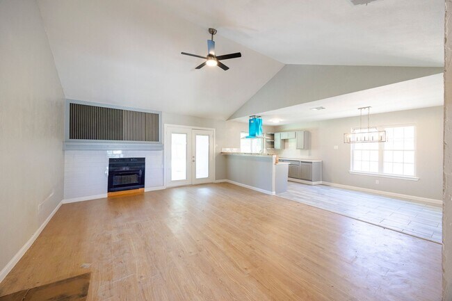Building Photo - Beautifully remodeled single story home --3 bedrooms, 2 Full baths, and large Covered Patio with ...
