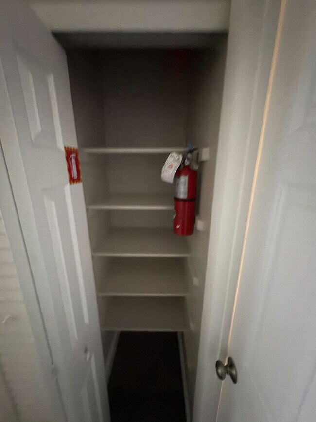 Building Photo - Stylish Remodeled 1BR Condo with Pool & Low HOA – Ideal Winter Park Investment