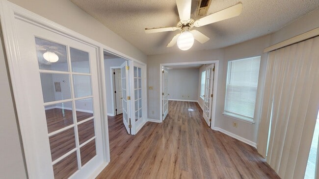 Building Photo - Charming one-story 1st level end unit condo