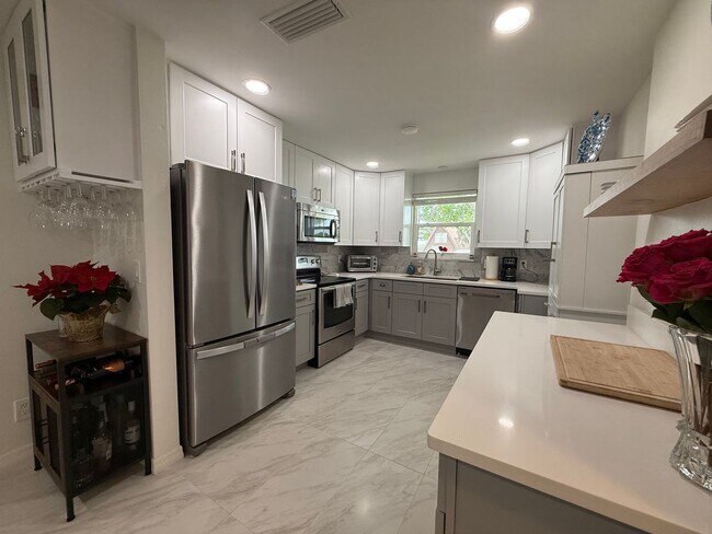 Building Photo - Updated 2 Bedroom 2 Bathroom House