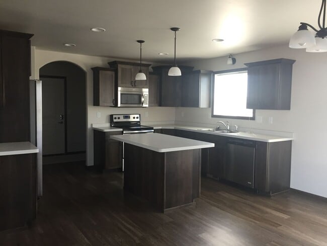 Building Photo - 5 Bedroom Home