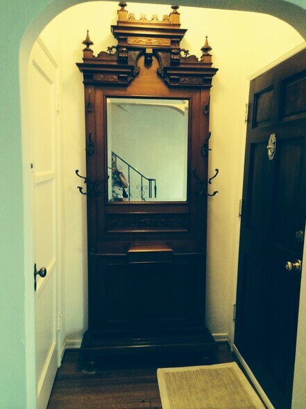 Entry - 9560 1/2 W Olympic Blvd