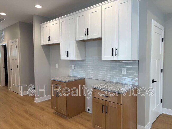 Building Photo - 621 W 39th St