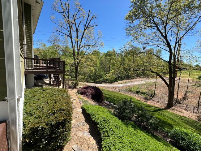 Building Photo - Beautifully Updated Home!  Fenced Yard!