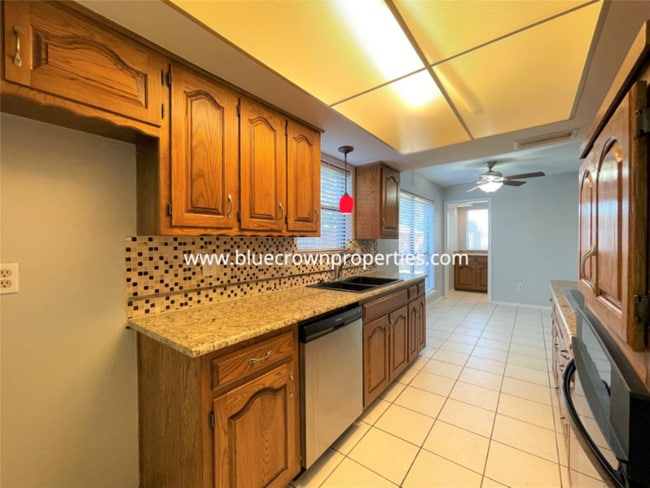 Building Photo - 1920 Oakbluff Dr