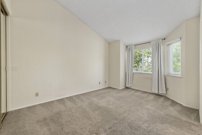 Building Photo - Beautiful 2-Bedroom 2.5Bathroom Mountain View Townhome