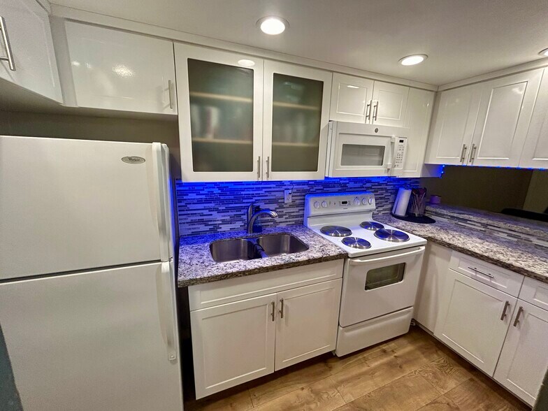 Building Photo - 1305 W 46th St