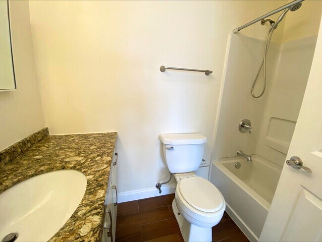 Building Photo - Luxury Spacious 2BD Apartment Home! AC! Wa...