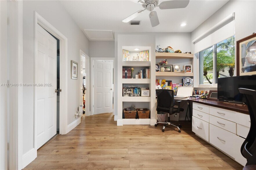 Building Photo - 3719 Oak Ridge Cir
