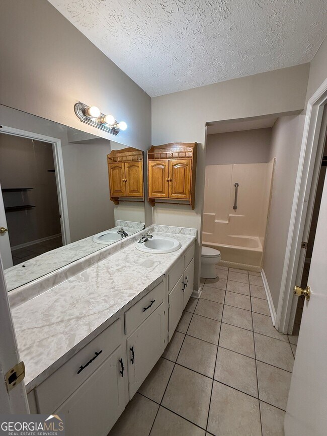 Building Photo - 110 Jockey Club Dr