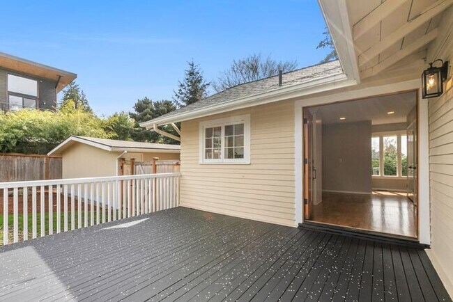 Building Photo - Sunny Air Conditioned Mercer Island Charmer!