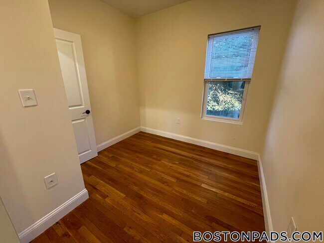 Building Photo - 28 A Cherry St