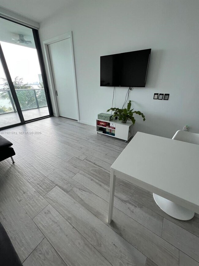 Building Photo - 480 NE 31st St