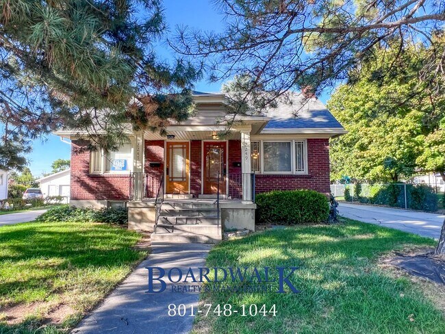 Building Photo - 2247 E Lambourne Ave