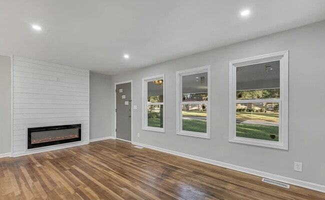 Building Photo - Coming soon, Section 8 Welcome!!! "Ranch style 3-Bed, 2-Bath Gem with 1,344 Sq Ft in Huntsville's...