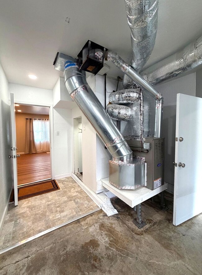 Building Photo - TOTAL REMODEL LARGE BRIGHT 1800sf 3BR/2BA/2GR Cayuga Terrace Home  AVAILABLE NOW