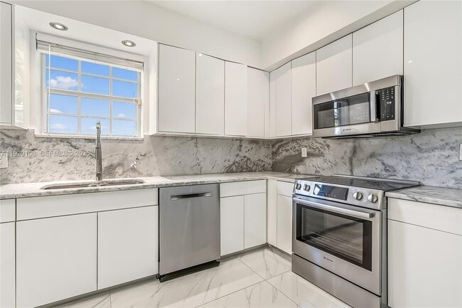 Building Photo - 345 Fairway Dr