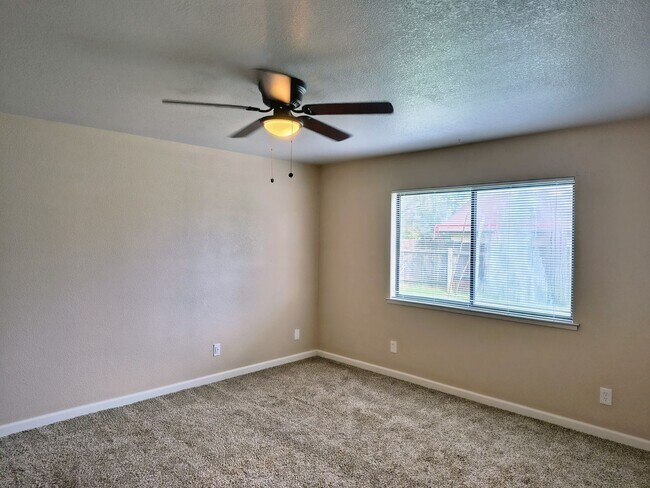 Building Photo - 4 Bed Happy Valley Home – Large Yard – Available Now