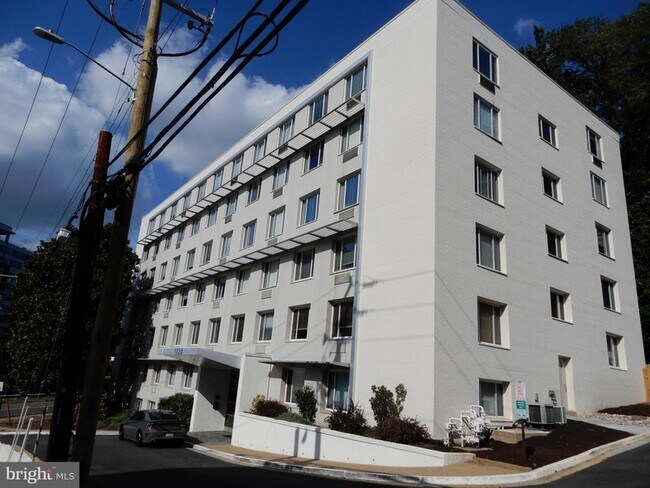 Primary Photo - 1730 Arlington Blvd