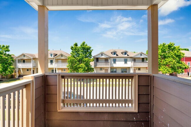 Building Photo - 4 Bed 3 Bath Townhome located close to University!