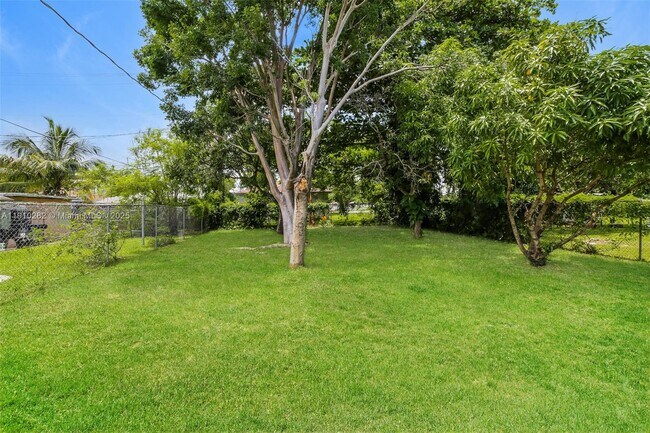 Building Photo - 10131 W Indigo St