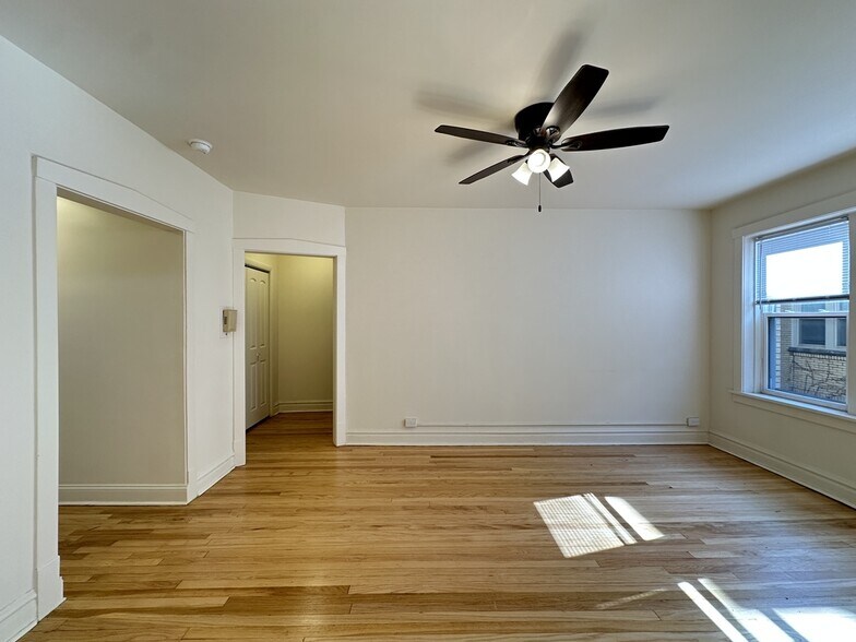 Building Photo - 4311 N Francisco Ave