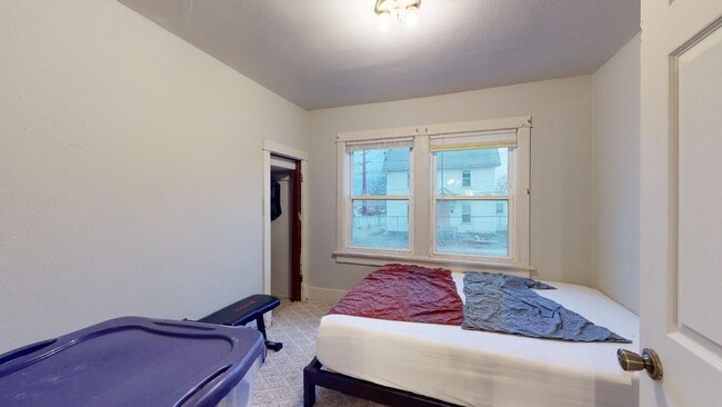 Building Photo - Walk to Restaurants and Shopping