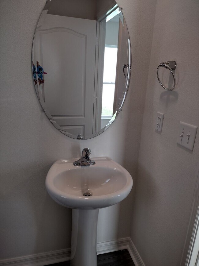 Building Photo - Beautiful 4 bedroom 2.5 Bathroom House For...