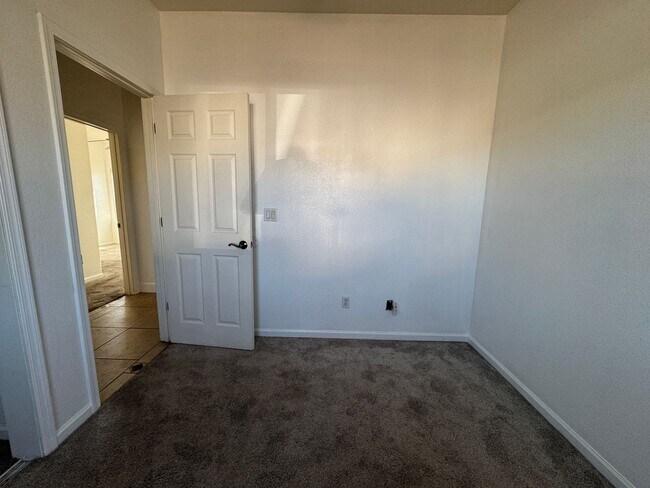 Building Photo - 3br 2ba Home with Garage and Yard near Rot...
