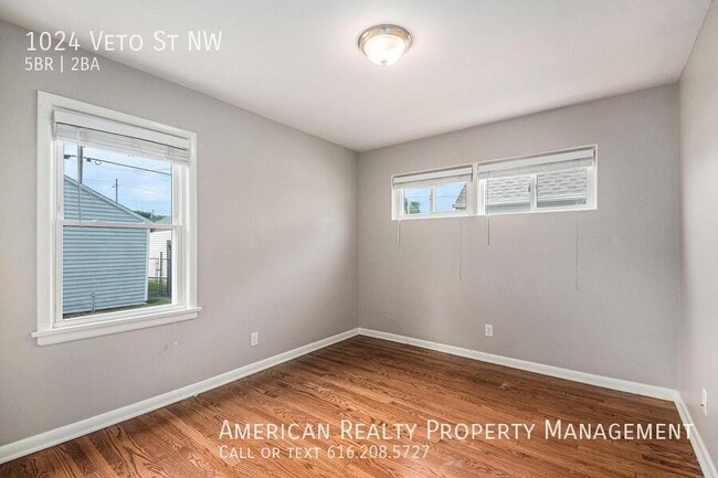 Building Photo - 1024 Veto St NW