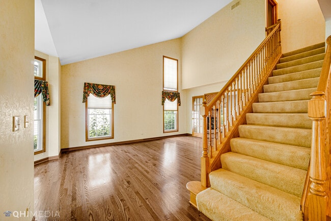 Building Photo - 1341 E Thacker St