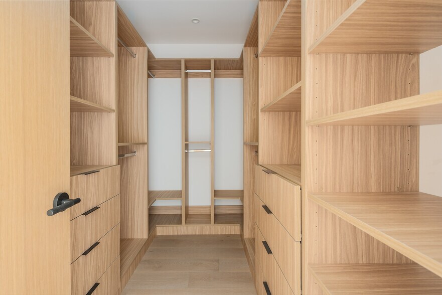 Building Photo - 1931 Sunset Plaza Dr